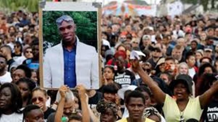 Le portrait d'Adama Traoré brandi lors d'une manifestation à Beaumont-sur-Oise, le 21 juillet 2018