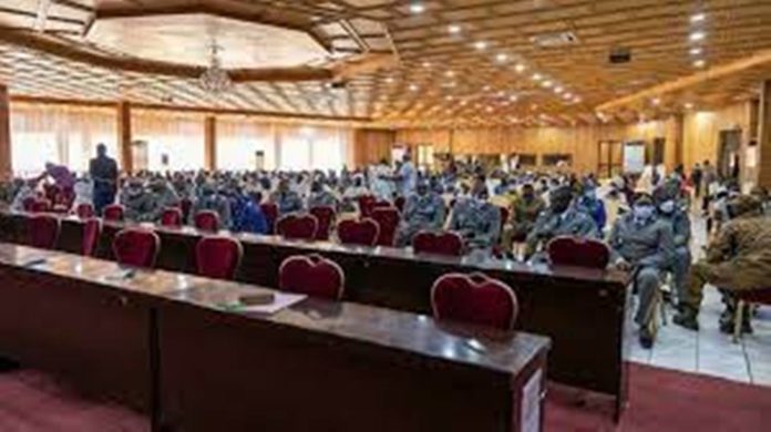 Des gens attendent l'ouverture du procès des auteurs présumés de l'assassinat de Thomas Sankara